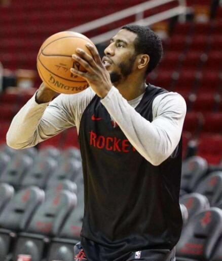 埃弗顿球员手球未被判点球，桑德兰球迷愤怒（埃弗顿疑似手球未判点球，桑德兰球迷强烈不满）