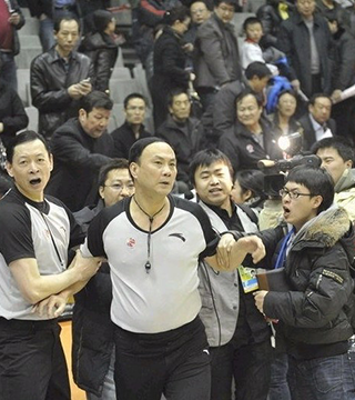 弗里克的历史巅峰：95年来最年轻的巴萨首发阵容震撼西甲（弗里克率巴萨排出95年来最年轻首发，震撼西甲）