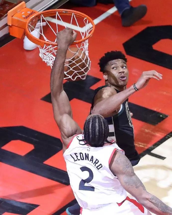 詹姆斯关键时刻稳住全队（关键时刻詹姆斯力挽狂澜稳住球队）