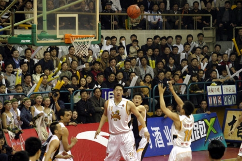 山东男篮内线优势明显（山东男篮内线占尽上风）