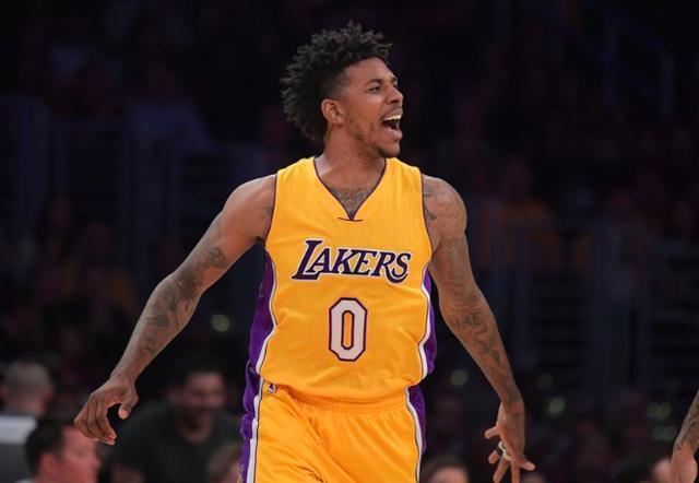 湖人球员通道签名小孩实为工作人员安排（湖人通道签名风波：所谓小球迷实为工作人员安排）